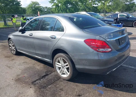 2018 Mercedes-Benz C 300 4Matic z USA, uszkodzony, nr VIN 55SWF4KB4JU248039